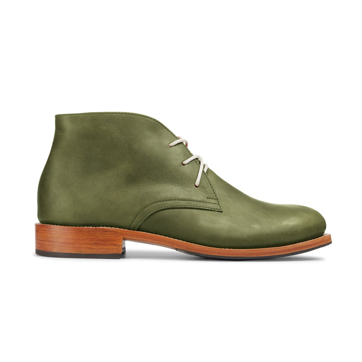Men's 4E-wide green leather chukka boot, seen from the side. Available in every half size – The Santiago