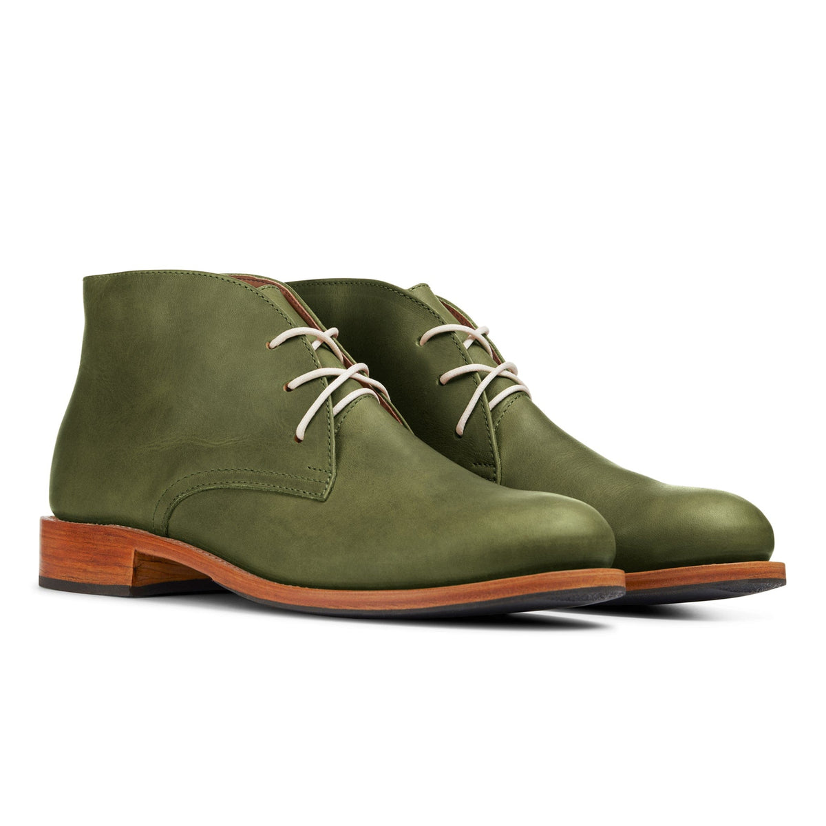 Men's EEEEE extra-wide green leather chukka boots, shown at an angle, can be made in size 14.5 – The Santiago