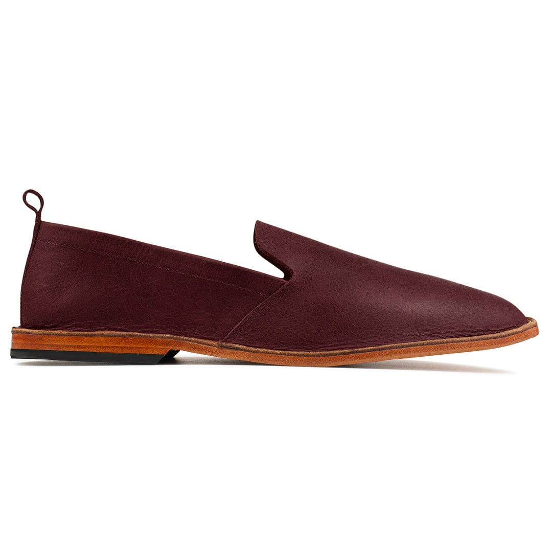 Men's 5E extra-wide burgundy leather slip-on, seen from the side. For feet that are hard to fit – The Viento