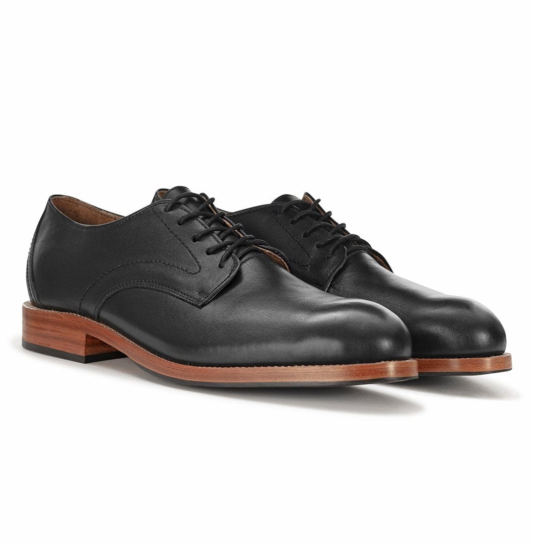 Men's 3E-wide black leather derbies, shown at an angle – The Romero