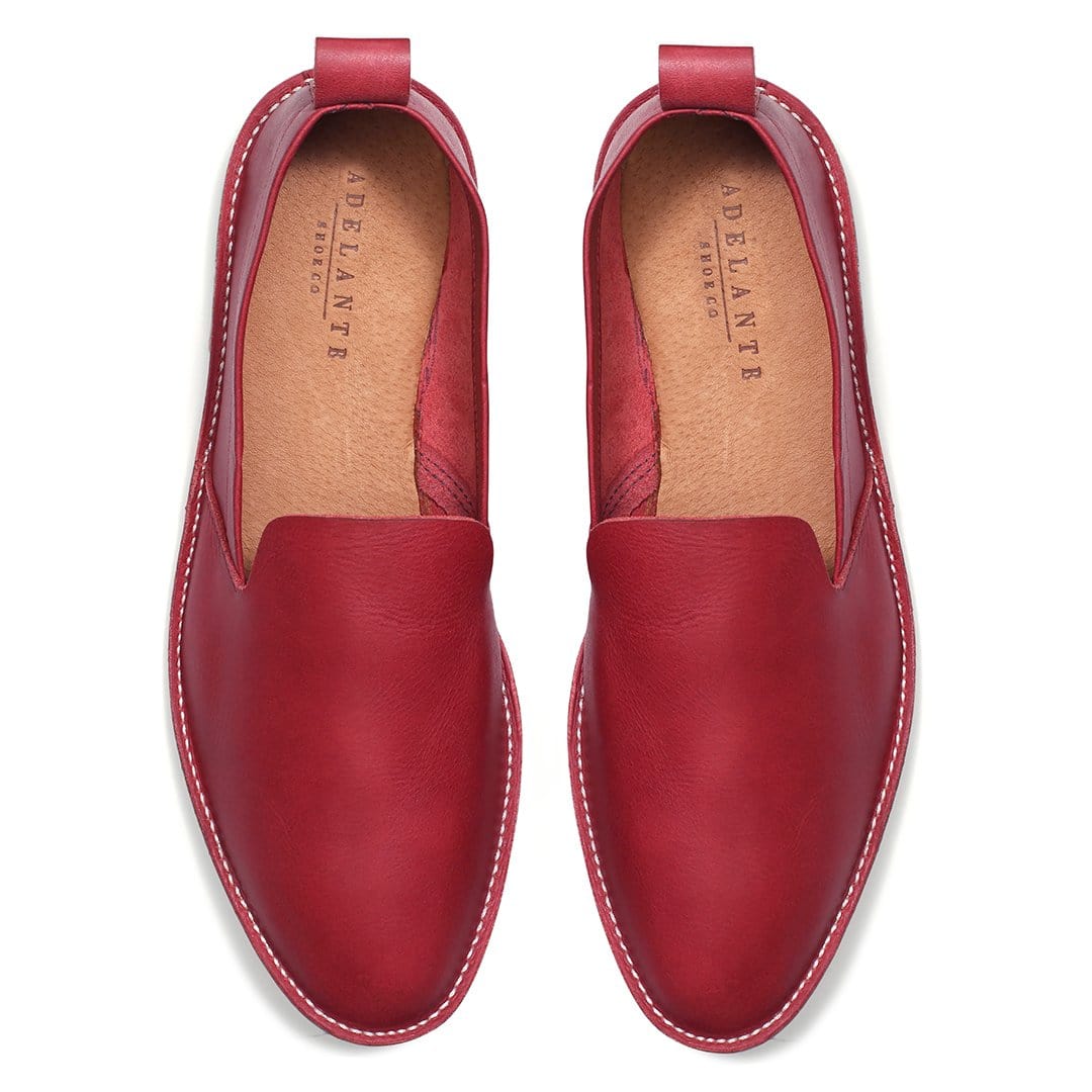 Men's 3E-wide red leather slip-ons, seen from above. Crafted for wide and narrow feet – The Viento