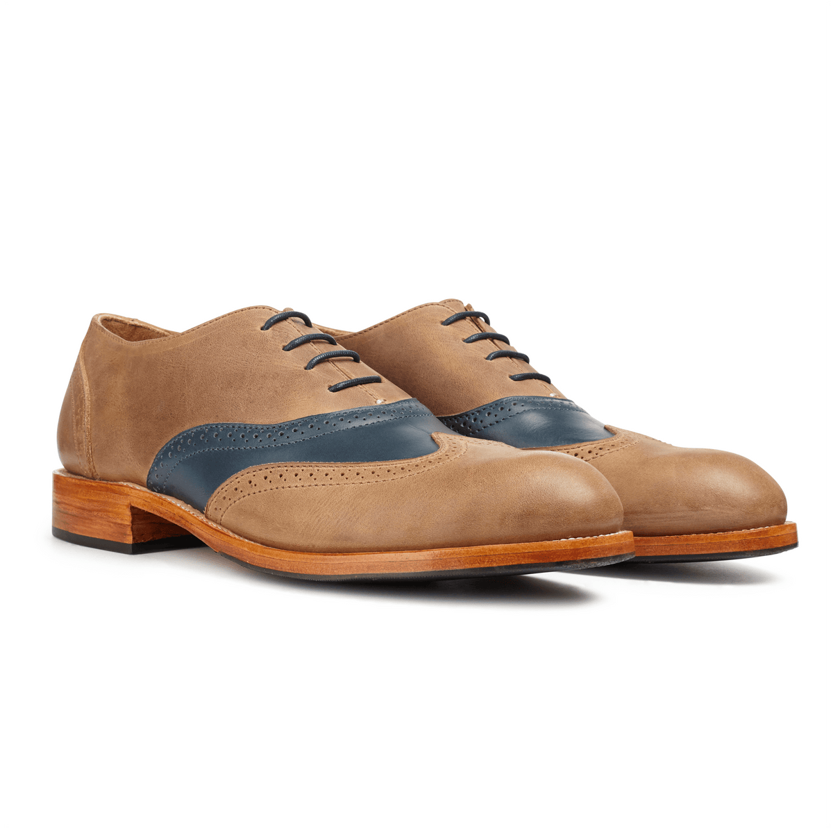 Men's extra-wide tan and blue leather oxfords, shown at an angle, a size 7.5 is no problem – The Clásico