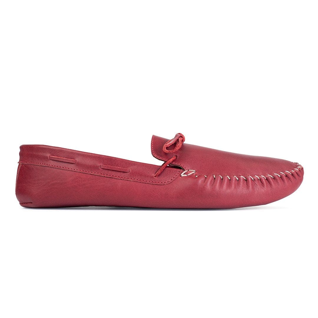 Men's EEE wide red leather moccasin, seen from the side, made by hand in Guatemala