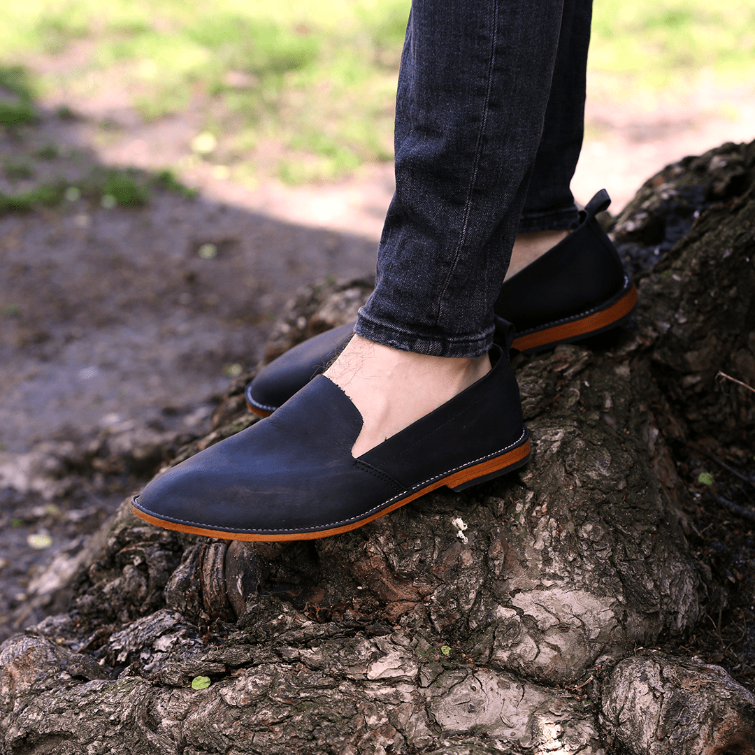 Men's 5E extra-wide blue leather slip-ons, worn on foot – The Viento
