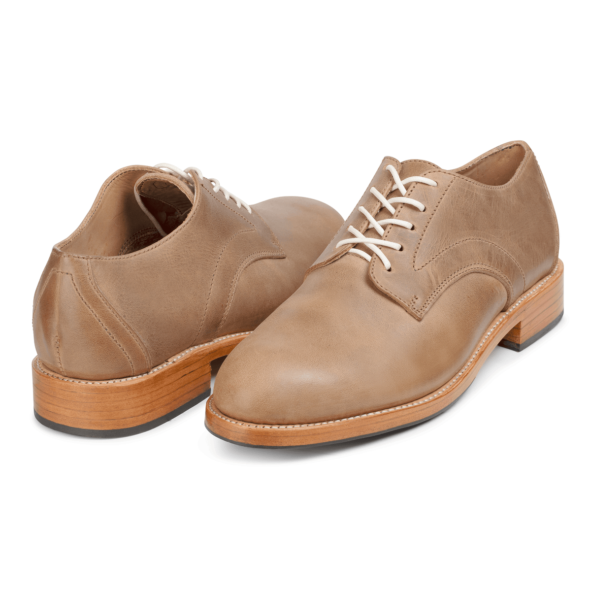 Men's 2E-wide tan leather derbies, shown from the front at an angle – The Romero